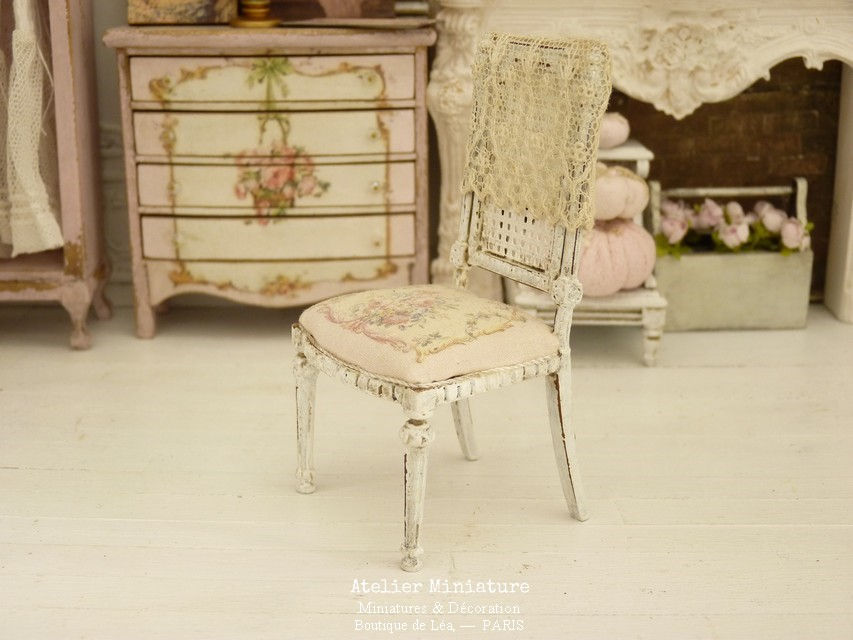 Thumbnail: Chaise Miniature de style Gustavien, Imitation Cannage Blanc, 1/12