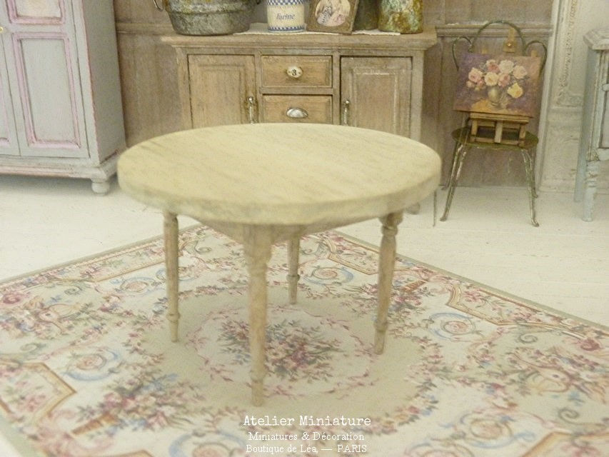 Miniature : Table Ronde Miniature en Bois Cérusé, Campagne Chic, Échelle 1/12