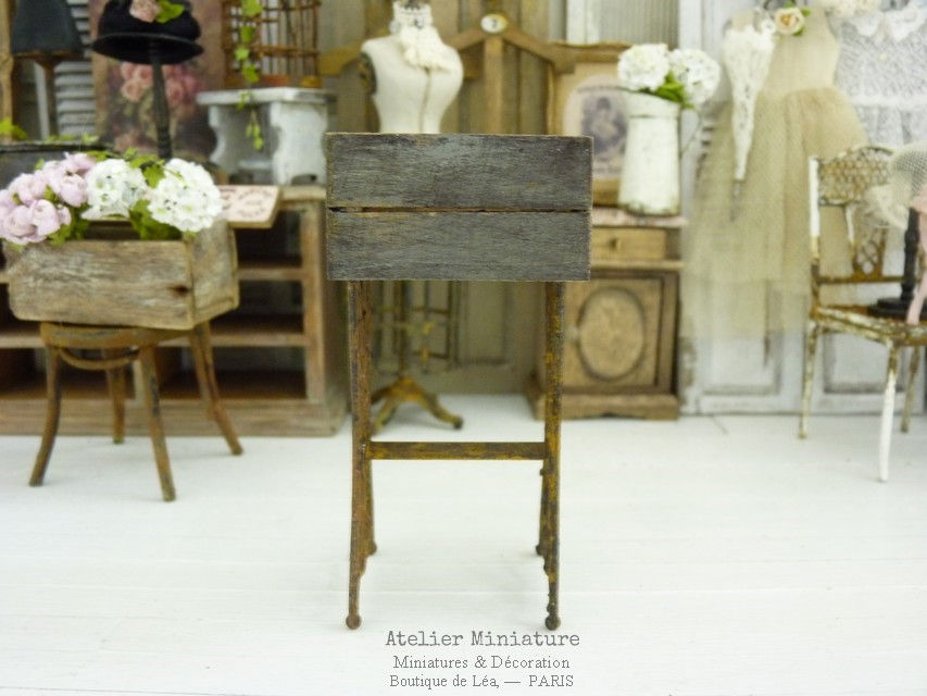 Porte-Plante Miniature en Bois, Gris Shabby Chippy, Échelle 1/12