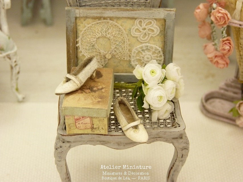 Thumbnail: Chaussures miniatures blanches, Accessoire de Mode, Maison de Poupée, 1/12