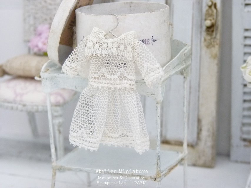 Miniature : Robe Romantique Miniature en Tulle Ancien, Échelle 1/12