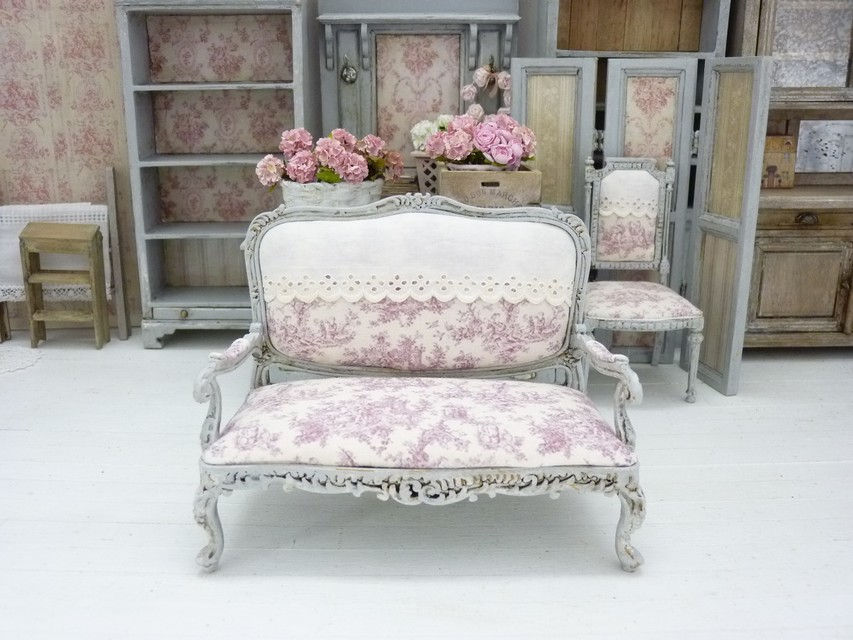 Sofa Louis XV, Toile de Jouy Rose Lie de Vin, Broderie Anglaise