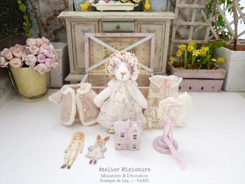 Miniature : Lapin habillé 5,5 cm et son Trousseau Romantique