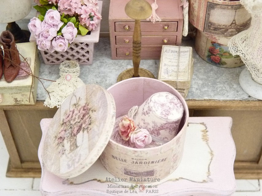 Thumbnail: Chapeau Victorien Miniature, Toile de Jouy Rose Lie de Vin + Support en Bois