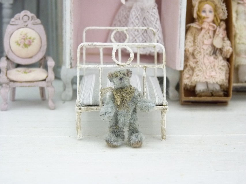 Thumbnail: Ourson Gris Bleuté Vintage Miniature, Maison de Poupée, 1/12
