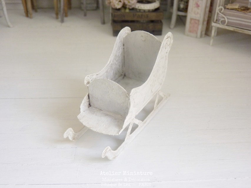 Thumbnail: Traîneau Miniature en Métal, Blanc Shabby Chic, Maison de Poupée