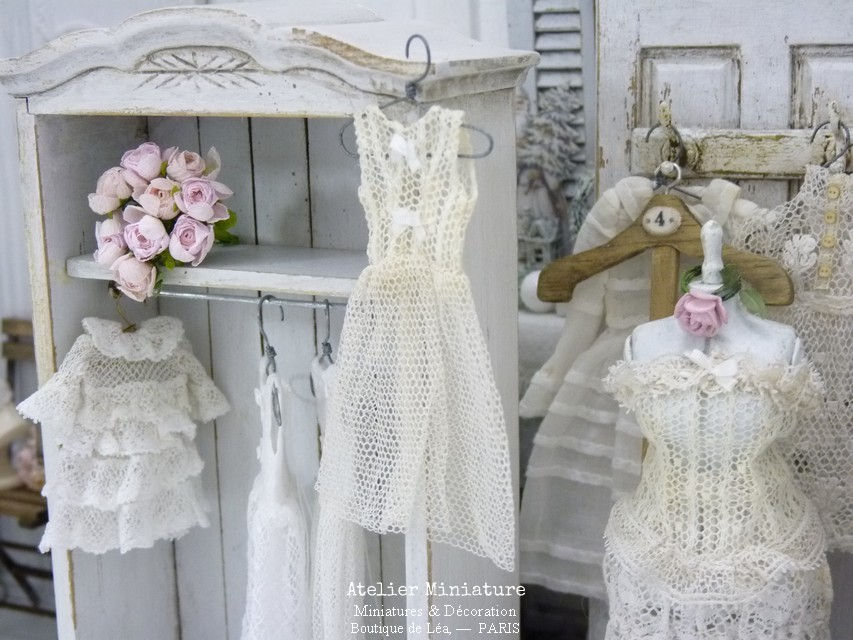 Miniature : Robe Écru Romantique en Dentelle et Tulle Anciens Miniatures, Échelle 1/12