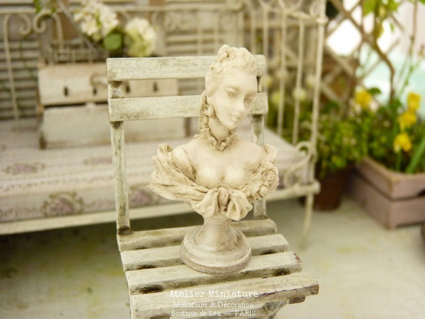 Thumbnail: Buste Miniature en Résine, Femme XVIIIe, Façon Plâtre Vieilli, Maison de Poupée