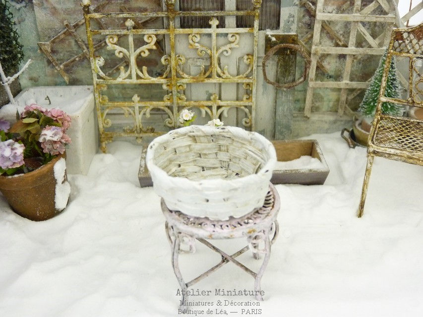 Miniature : Panière en Lamelles de Bois peintes en Blanc, Maison de Poupée, 1/12