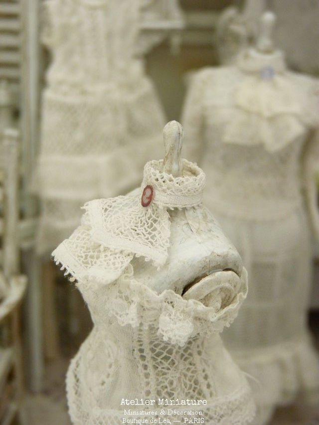 Miniature : Jabot Miniature, Dentelle Ancienne Blanche, Échelle 1/12