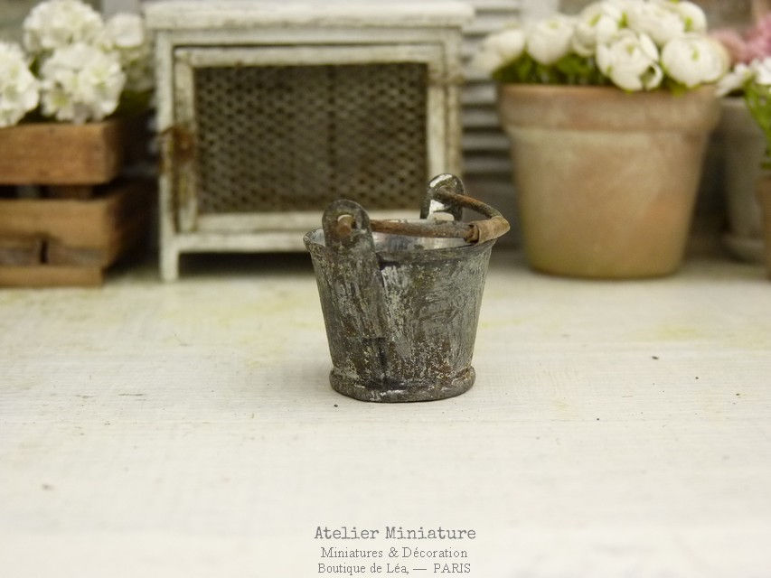 Thumbnail: Seau Miniature en Métal Vieilli, Maison de Poupée, Échelle 1/12