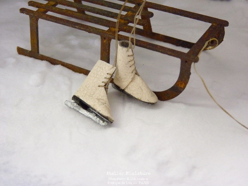 Thumbnail: Bottines Patins à Glace Miniatures, Échelle 1/12, Maison de Poupée