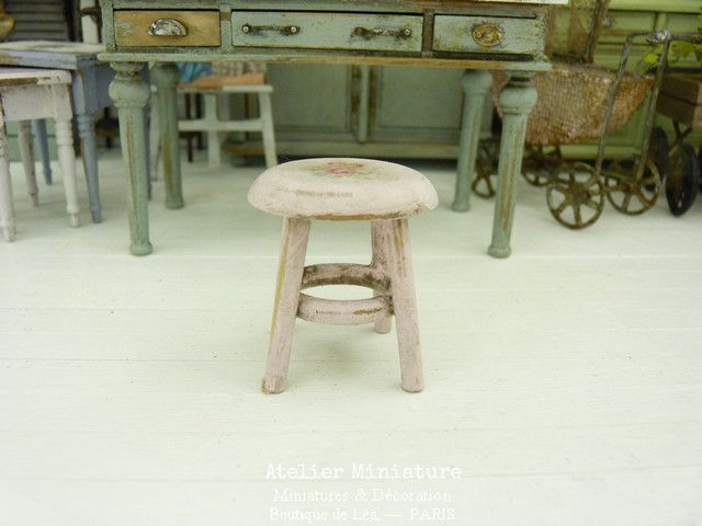 Tabouret Rond Miniature en Bois, Rose Pâle, 1/12
