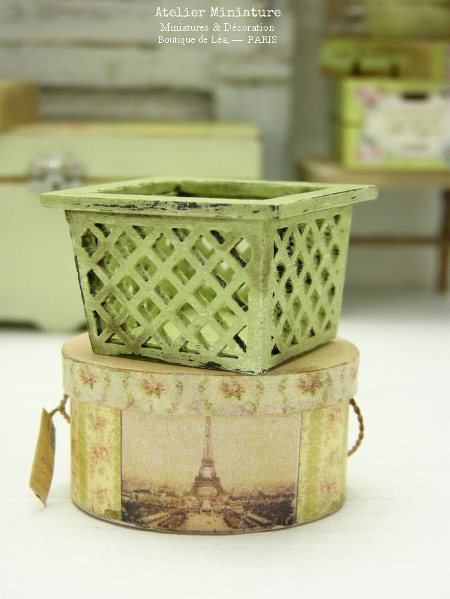 Thumbnail: Cache-Pot Miniature en Bois, Peint en Vert et Vieilli
