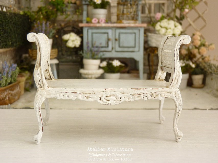 Banquette Miniature en Bois, Blanc Shabby Chic, Maison de Poupée, Échelle 1/12