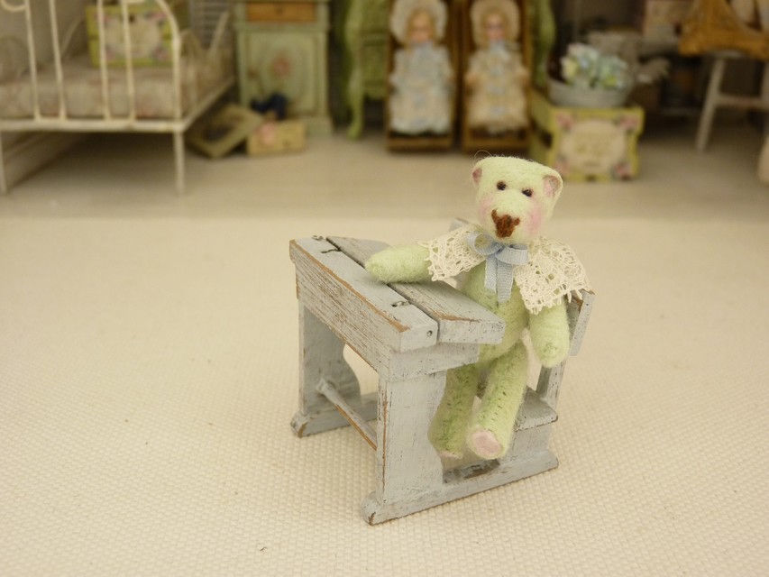 Thumbnail: Ourson miniature, vert pistache, Maison de Poupée 1/12
