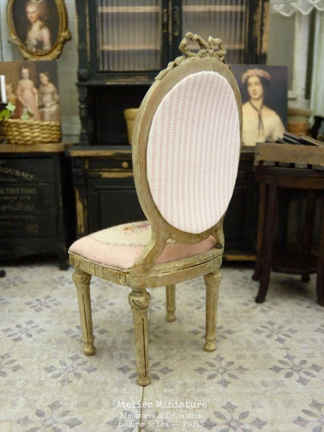Thumbnail: Chaise médaillon Louis XVI en Bois, Marie-Antoinette, Roses Aubusson
