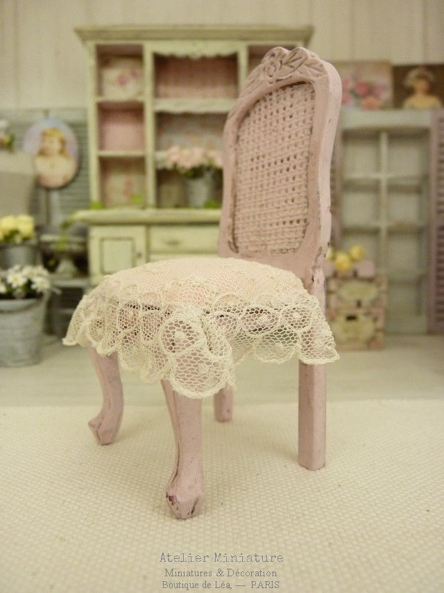 Miniature : Chaise Louis XV, Imitation cannage, Dentelle Ancienne, Shabby Rose, Échelle 1/12