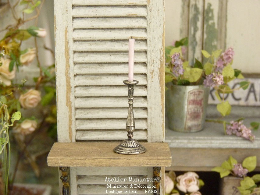 Thumbnail: Bougeoir Miniature en Métal Noirci, Maison de Poupée, Échelle 1/12