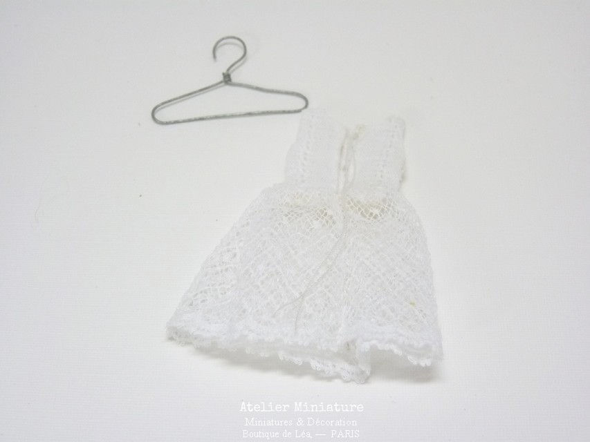 Thumbnail: Robe Blanche Romantique Miniature, Échelle 1/12