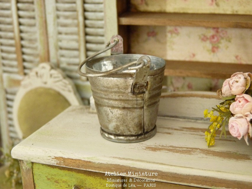 Miniature : Seau Miniature en métal, Grand Modèle, Maison de Poupée, 1/12