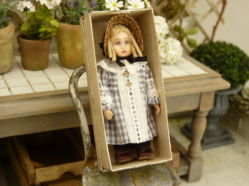 Thumbnail: Poupée miniature style Kammer et Reinhardt, 5,5 cm, Vichy Gris et Blanc