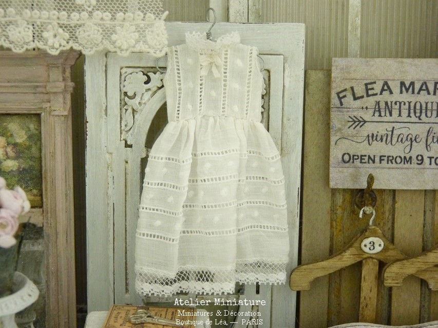 Robe Miniature, Dentelle Romantique, Échelle 1/12