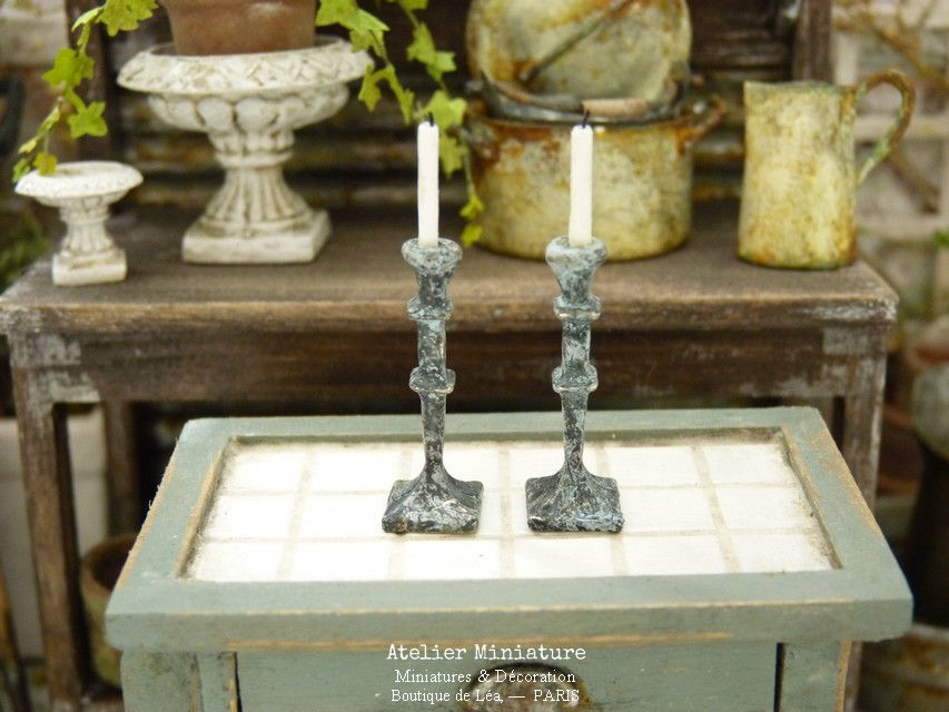 Thumbnail: Paire de Bougeoirs, Métal Rouillé, Maison de Poupée, Échelle 1/12