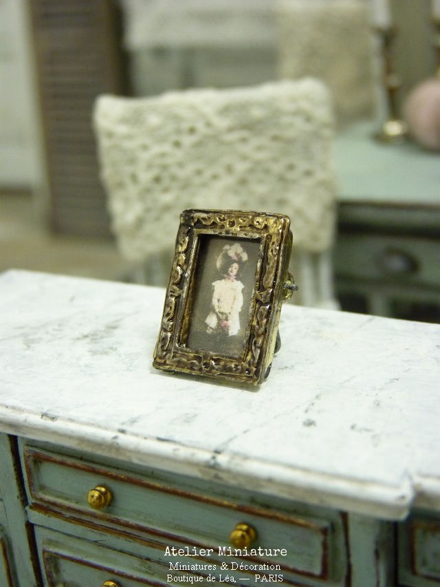 Thumbnail: Porte-photo miniature en métal, Maison de Poupée, Échelle 1/12