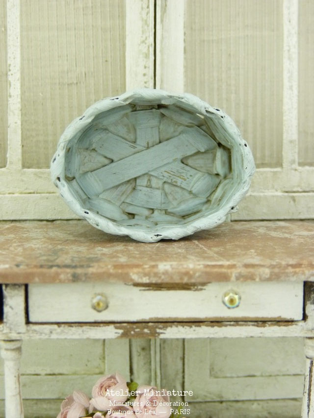 Thumbnail: Panière en Lamelles de Bois peintes en Bleu, Maison de Poupée, 1/12