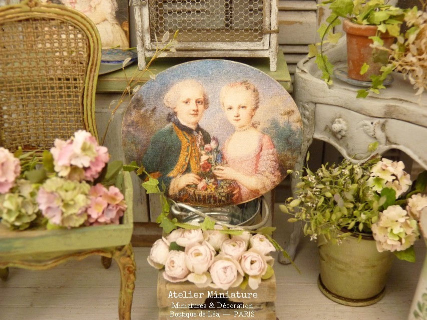 Thumbnail: Panneau Ovale Miniature en Bois, Couple XVIIIe, Maison de Poupée 1/12