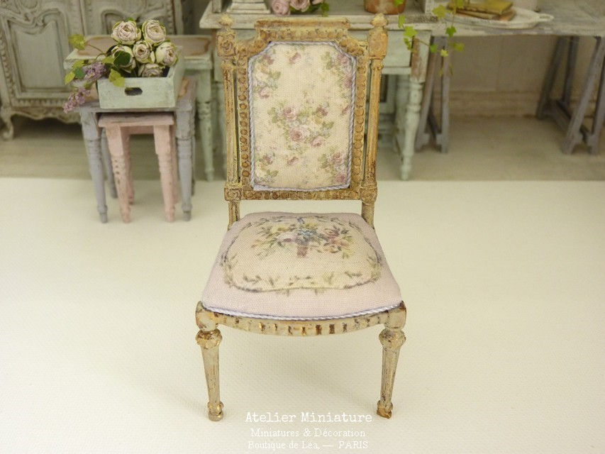 Miniature : Chaise Miniature de style Louis XVI, Or Vieilli et Rose Fané, 1/12