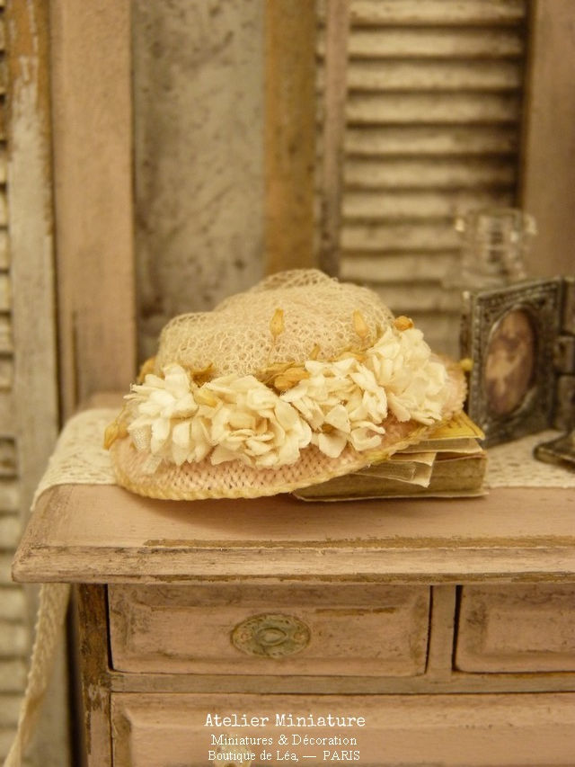 Thumbnail: Chapeau Miniature, Maison de Poupée, Échelle 1/12