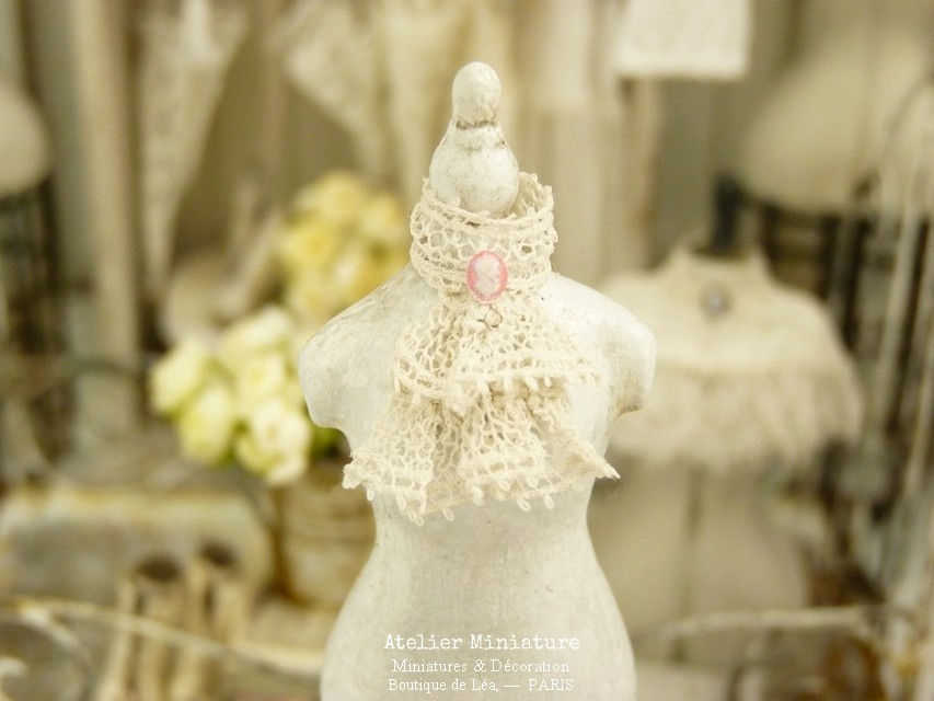 Jabot Miniature, Dentelle Ancienne, Échelle 1/12