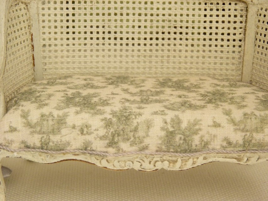Thumbnail: Sofa Louis XV, Imitation Cannage, Mobilier de Maison de Poupée, Échelle 1/12