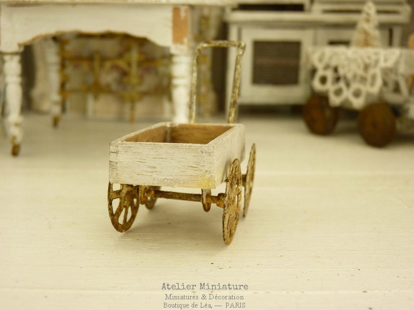 Miniature : Cagette sur Roues Rouillées, Miniature en Bois, Échelle 1/12