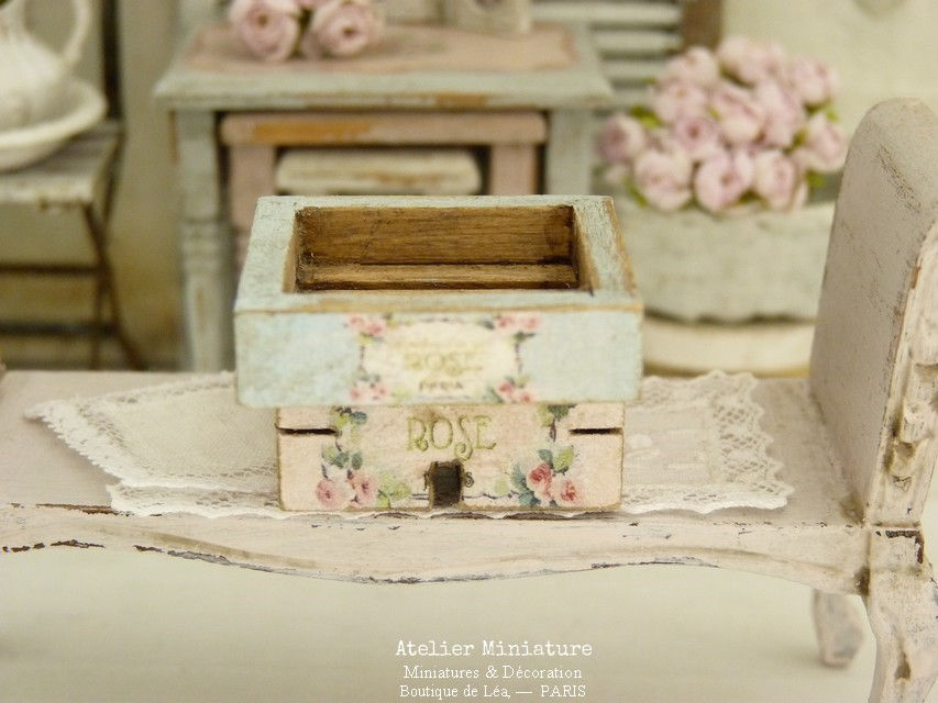 Cagette Miniature en Bois, Bleu, Maison de Poupée, Échelle 1/12