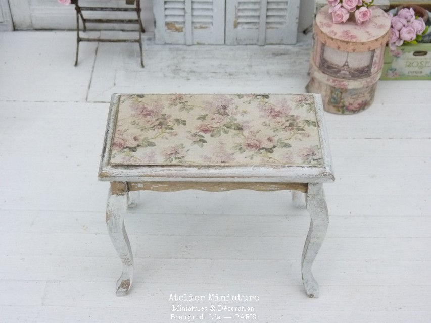 Thumbnail: Table Miniature en Bois Shabby Chic Romantique, Louis XV, Échelle 1/12