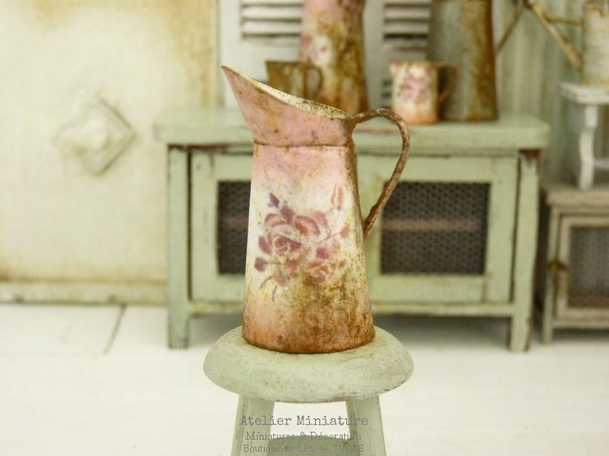 Broc Miniature Rose, Imitation Émail Rouillé, Roses Vintage, Maison de Poupée