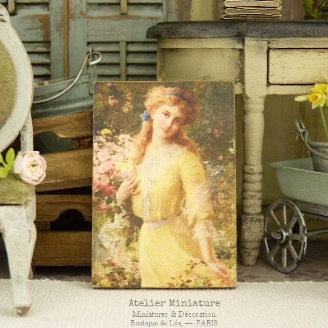Thumbnail: Panneau Miniature en Bois, Jeune femme en Robe Jaune, Échelle 1/12