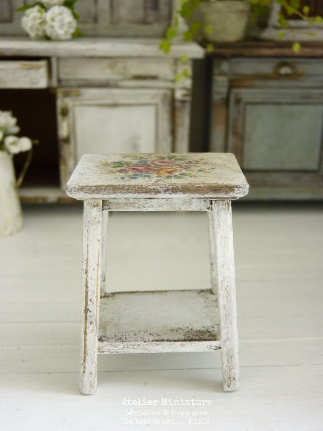 Miniature : Petite Table d'Appoint, Miniature en Bois, Shabby Chippy Blanc, 1/12