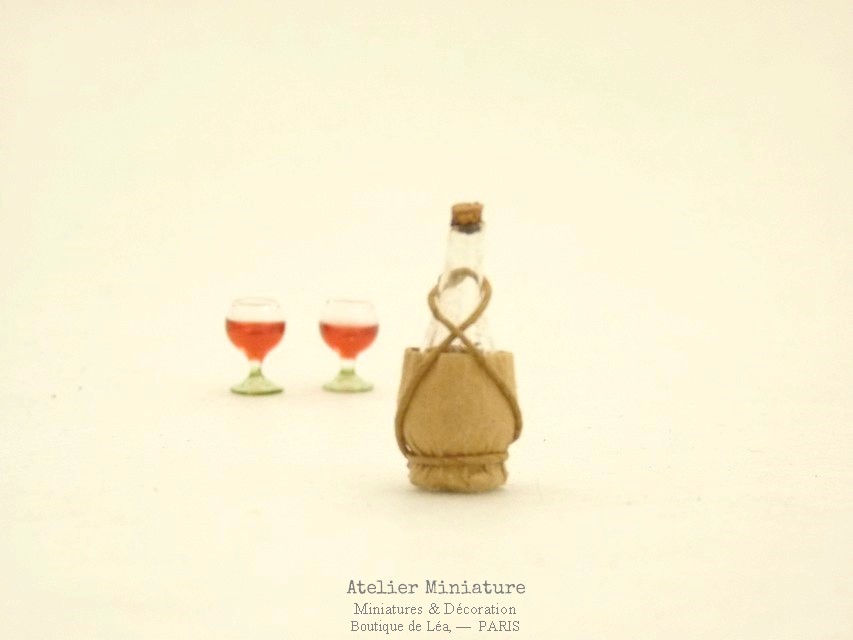 Miniature : Bouteille Miniature de Chiantti en Fiasque + 2 Verres, Maison de Poupée, 1/12