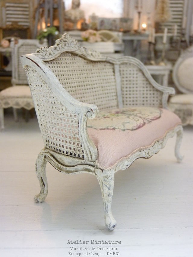 Thumbnail: Sofa Louis XV, Imitation Cannage, Mobilier de Maison de Poupée, Échelle 1/12