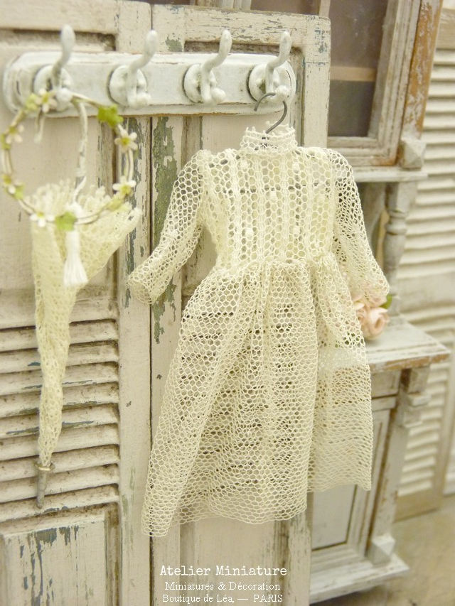 Thumbnail: Robe en Dentelle Romantique Miniature, Échelle 1/12