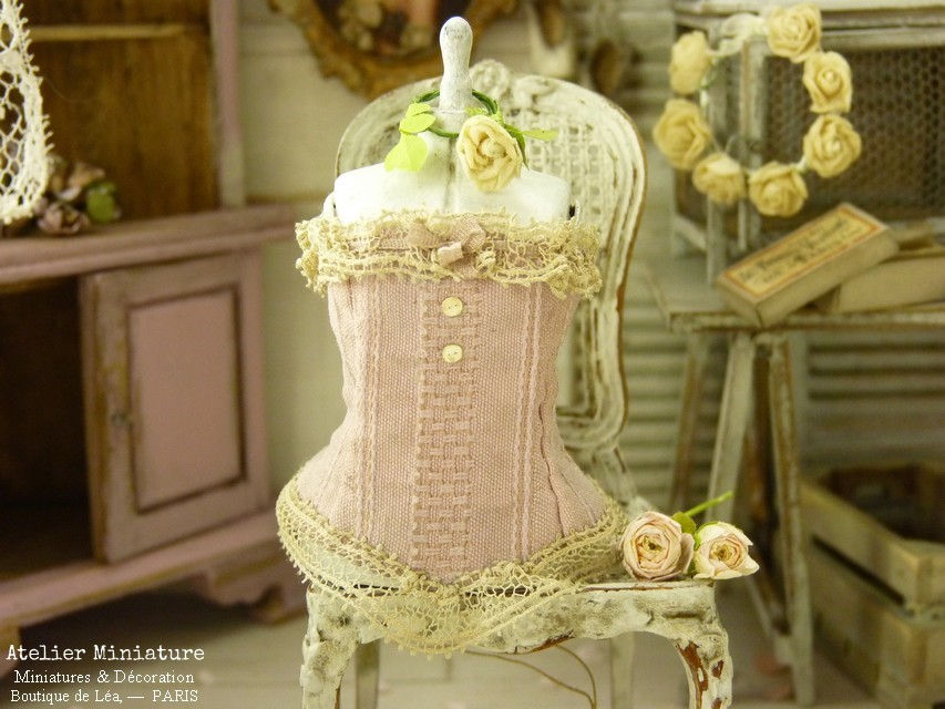 Thumbnail: Corset miniature, Dentelle Ancienne, Ruban de Soie, Échelle 1/12