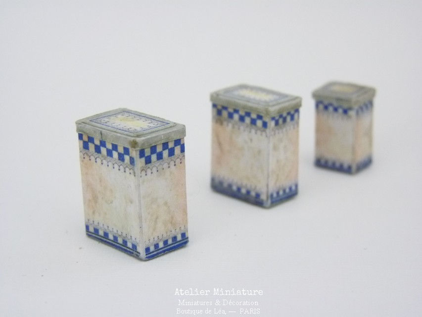 Thumbnail: Set de Trois Boîtes Vintage Miniatures en Papier, Maison de Poupée, Échelle 1/12