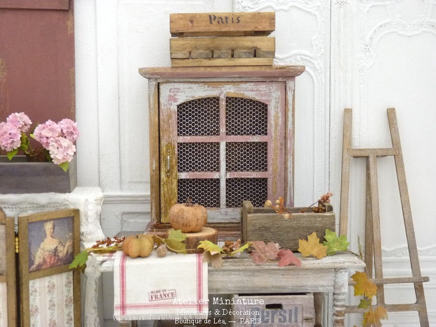 Miniature : Placard Shabby Chippy, Mobilier miniature, Porte grillagée, Deux Tons