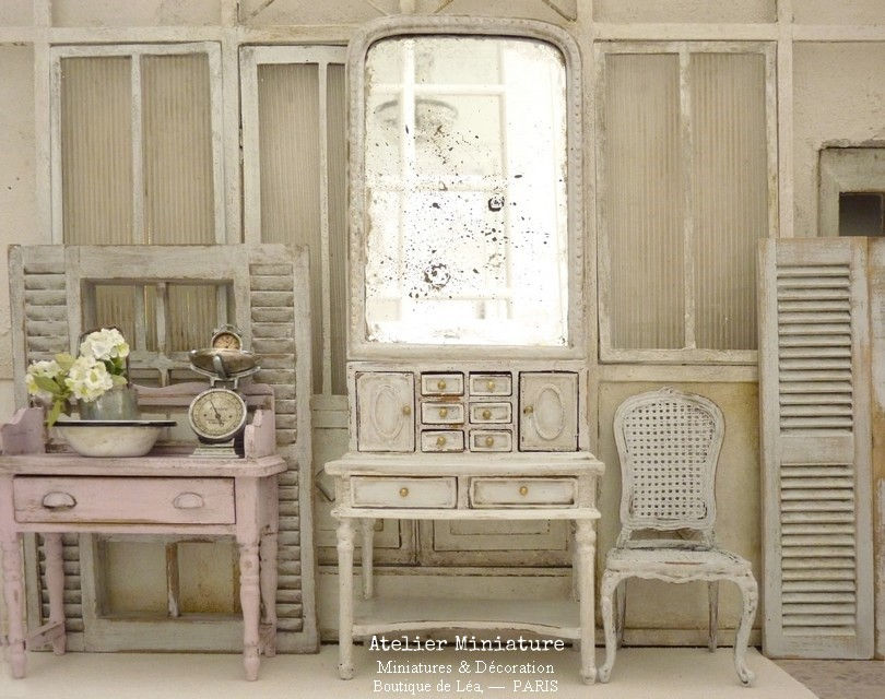 Thumbnail: Miroir Vieilli Miniature, Structure en Résine, Blanc Shabby Chic, Échelle 1/12