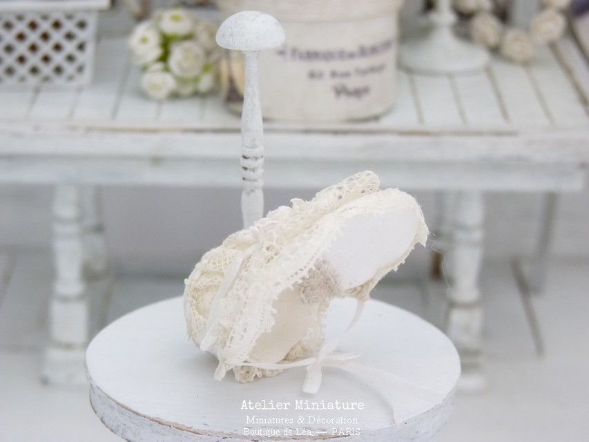 Thumbnail: Chapeau Victorien Miniature Blanc, Dentelles Anciennes + Support en Bois