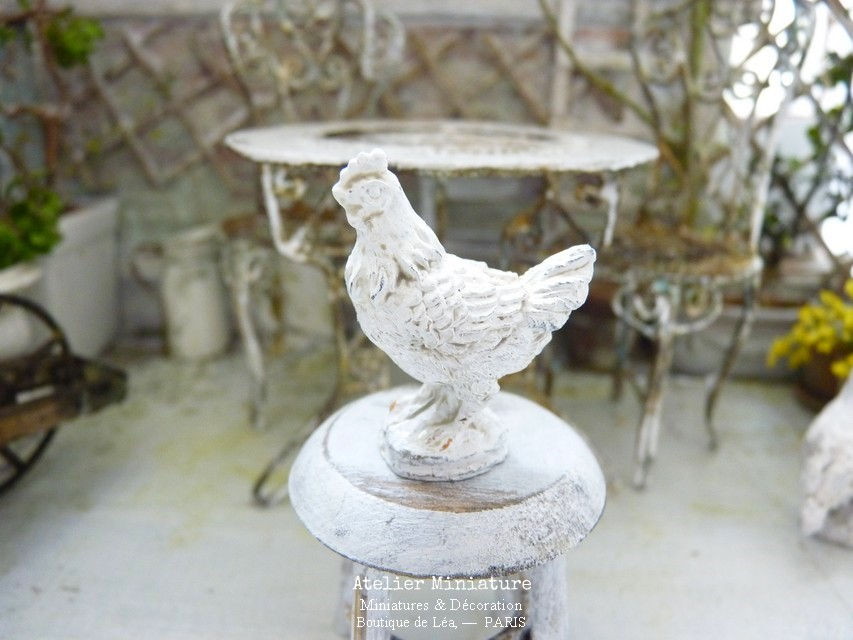 Thumbnail: Poule Miniature en Résine, Façon Plâtre Vieilli